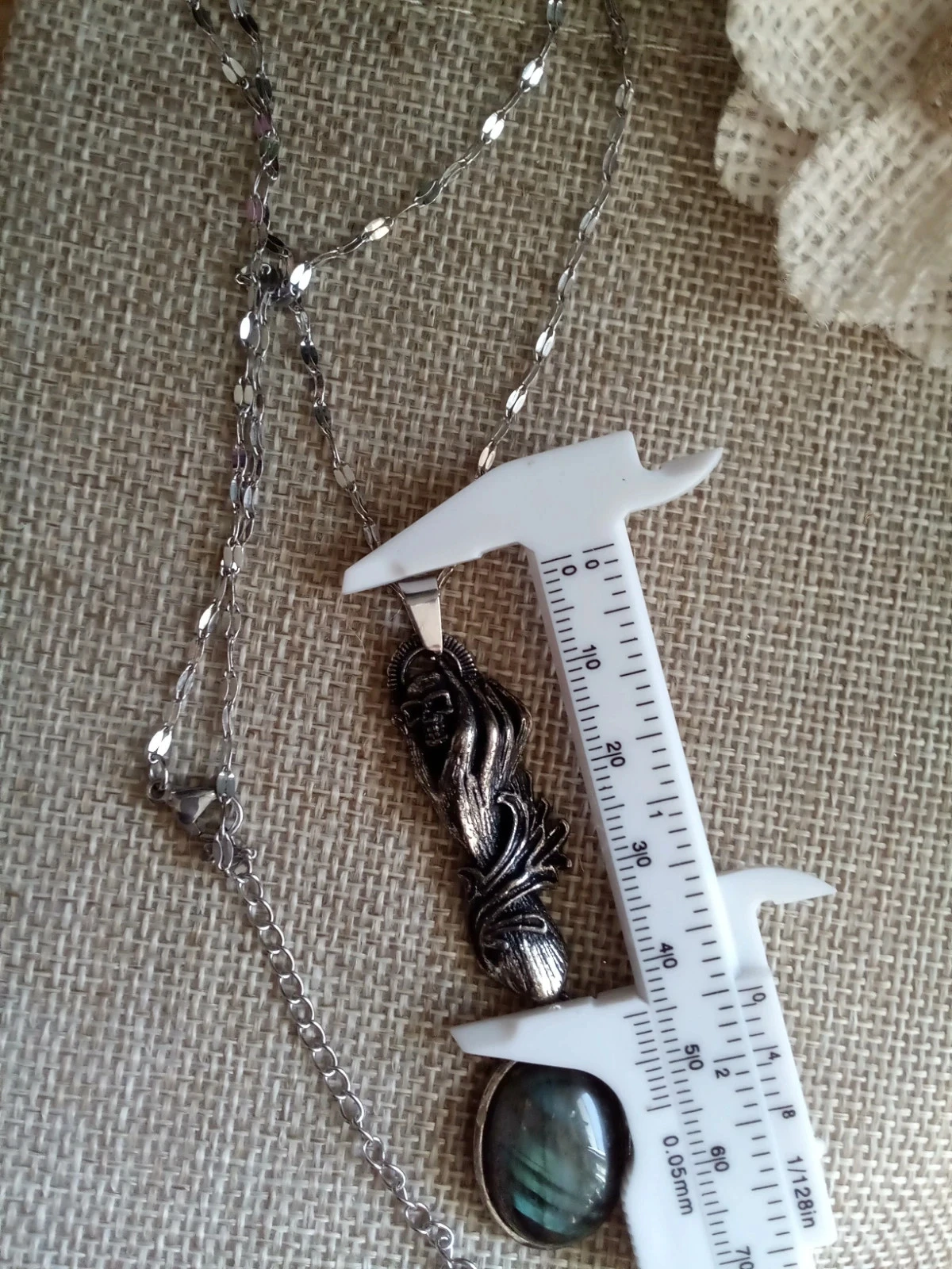 Collier main tête de mort argenté pierre de labradorite – photo 4